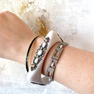 1950’s white bead and gold-toned metal acrylic white bracelet